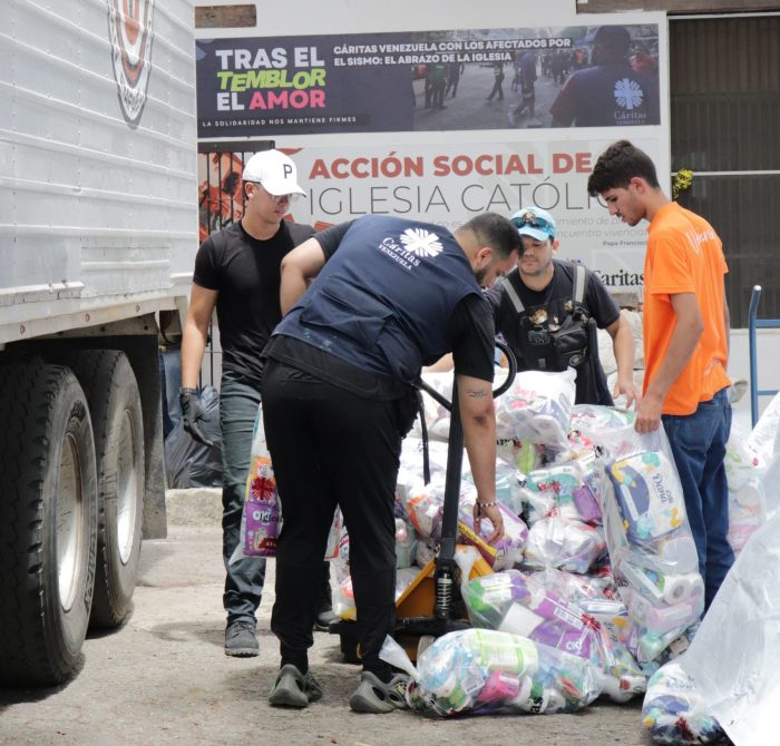 Voluntarios de Cáritas Venezuela preparando materiales materiales